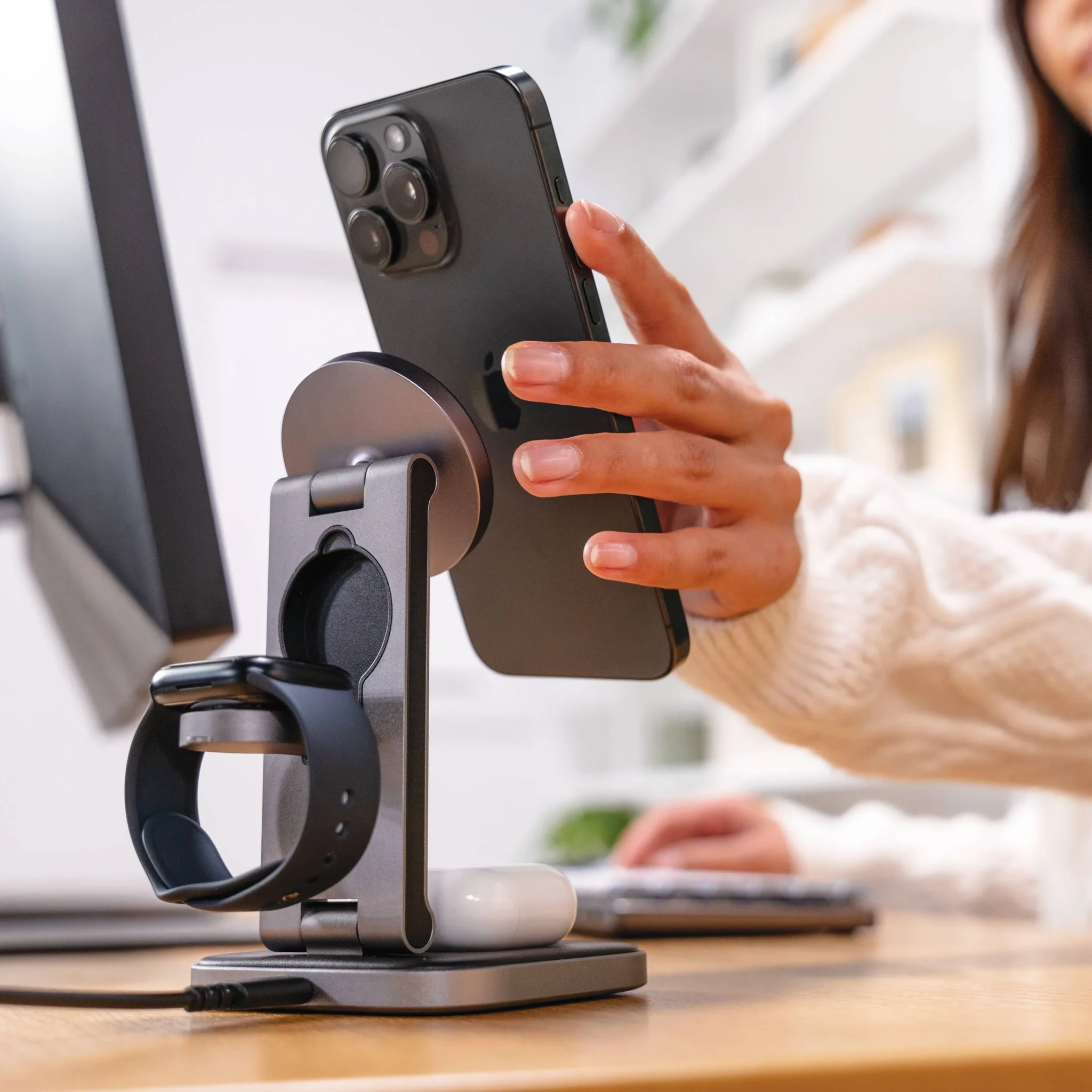 Đế sạc không dây Satechi 3-in-1 Foldable Qi2 Wireless Charging Stand - ST-Q31FM-EA - Satechi Việt Nam
