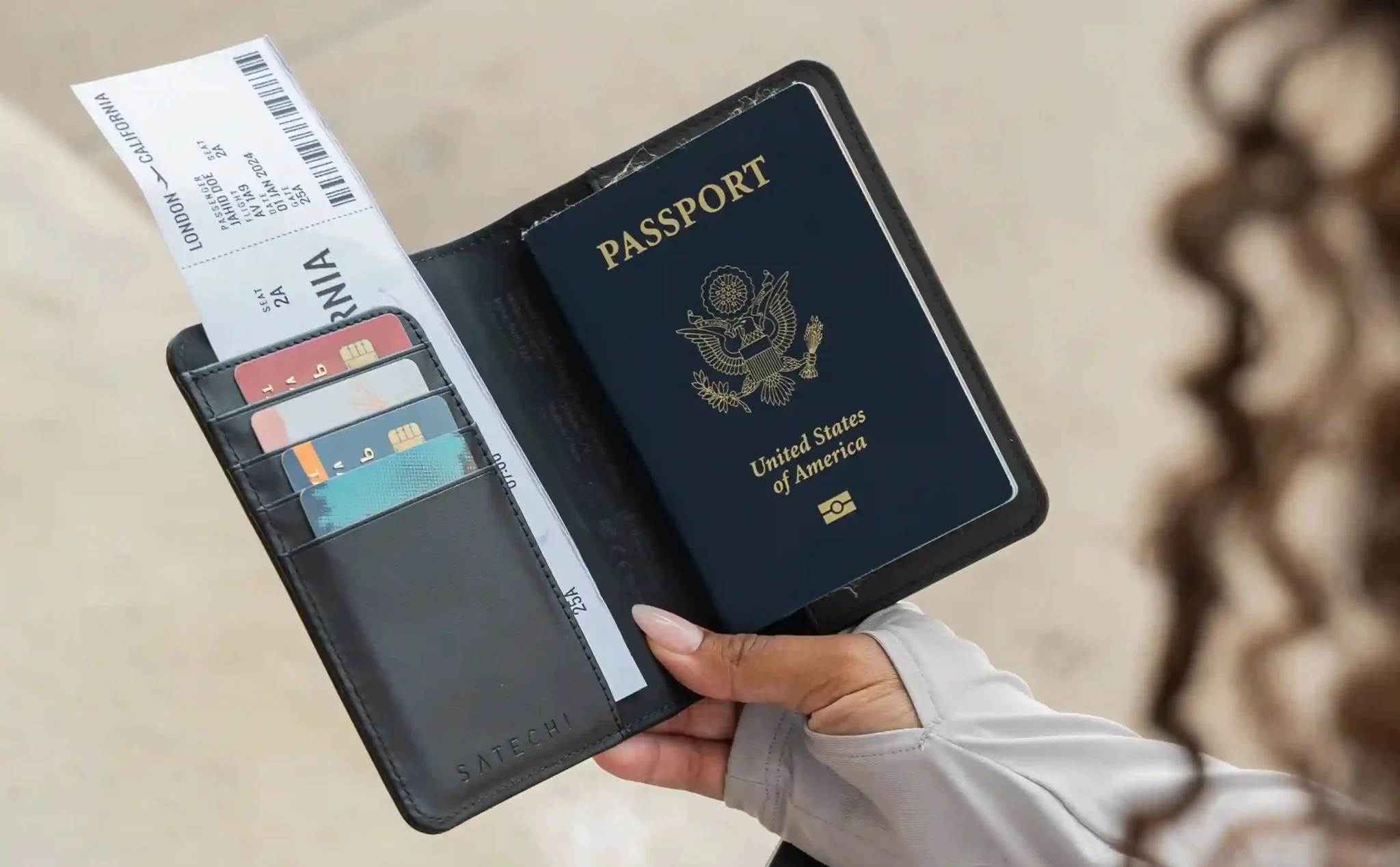 Satechi ra mắt ví da Passport tích hợp Appel Find My, có cả sạc không dây và âm báo - Satechi Việt Nam